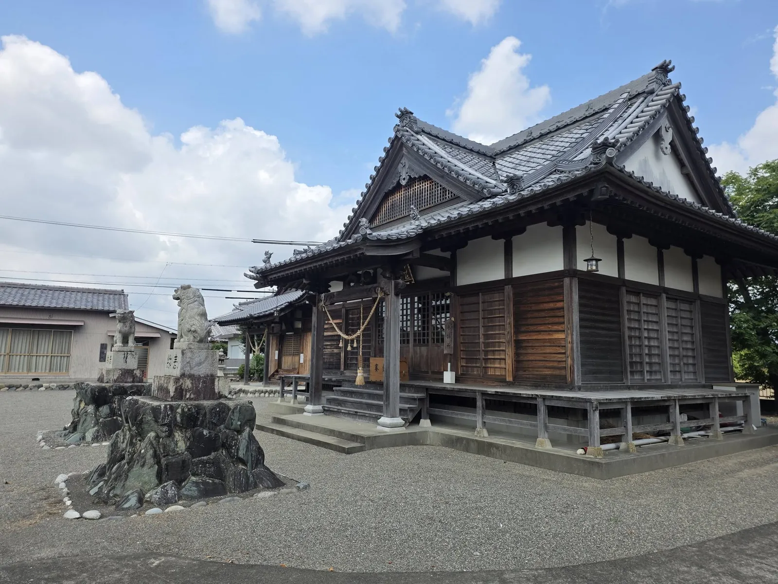 狛犬を前に建つ八幡神社の社殿を斜めから見る。