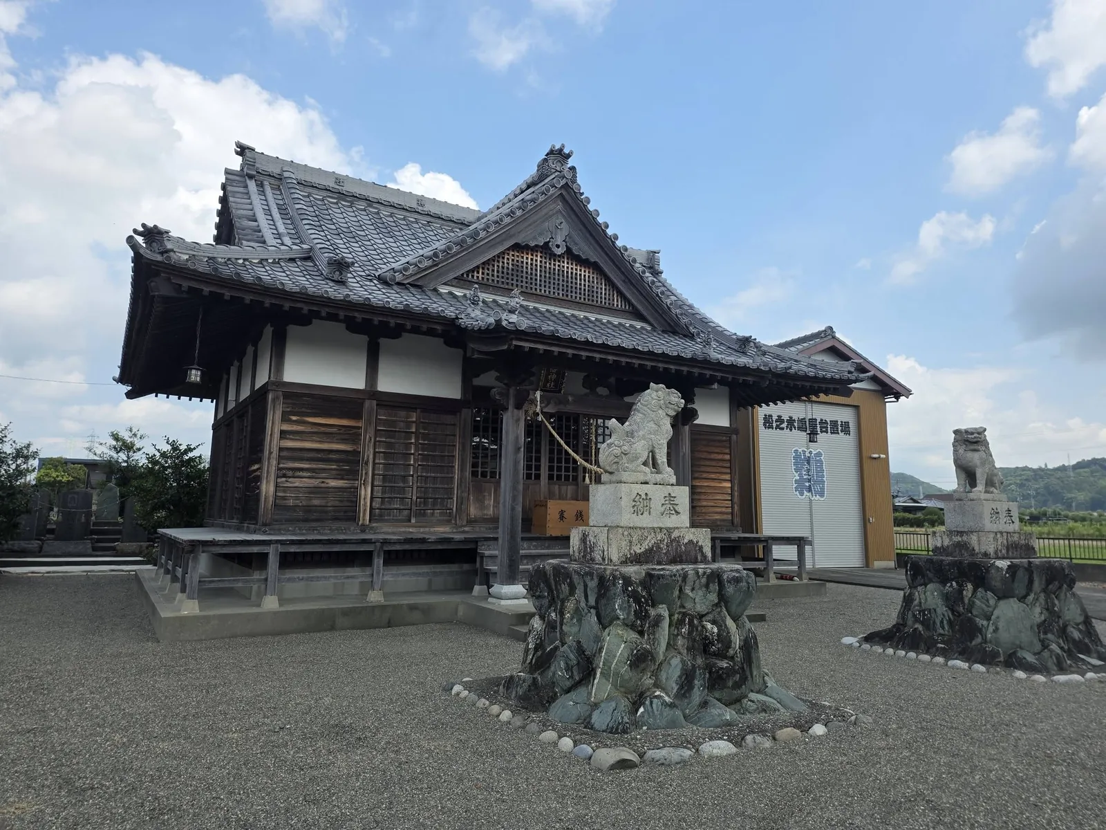 八幡神社の社殿と境内の狛犬。