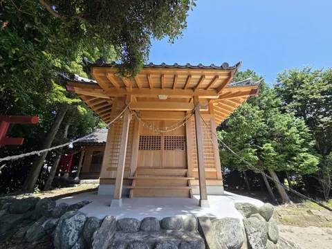 正面から見た八幡神社の社殿。