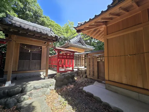 社殿脇に祀られた境内社群。