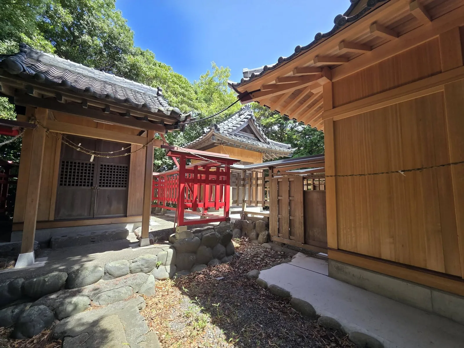 社殿脇に祀られた境内社群。
