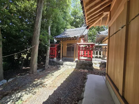 反対側から見た境内社群。