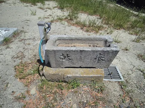 奉献銘のある手水鉢。