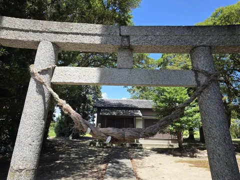 八幡神社：鳥居から望む八幡神社の社殿。