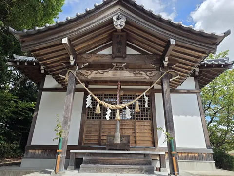 拝殿の妻飾りに掲げられた「八幡宮」の扁額。