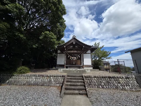 八幡宮：青空を背に建つ拝殿正面。