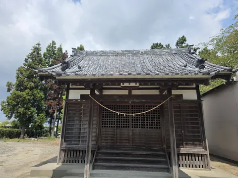 瓦葺きの八幡神社社殿正面。
