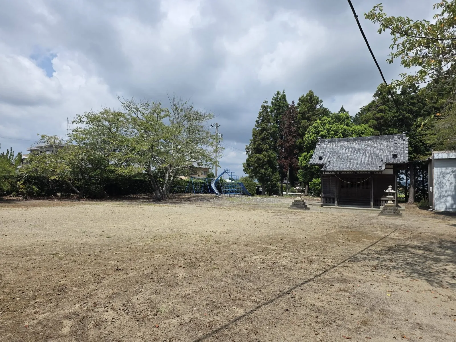 広い境内の奥に建つ社殿。