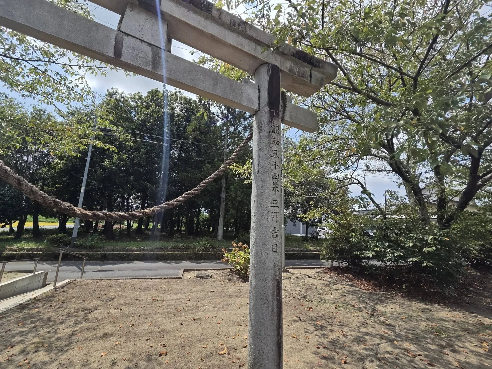 注連縄を掛けた石造鳥居。