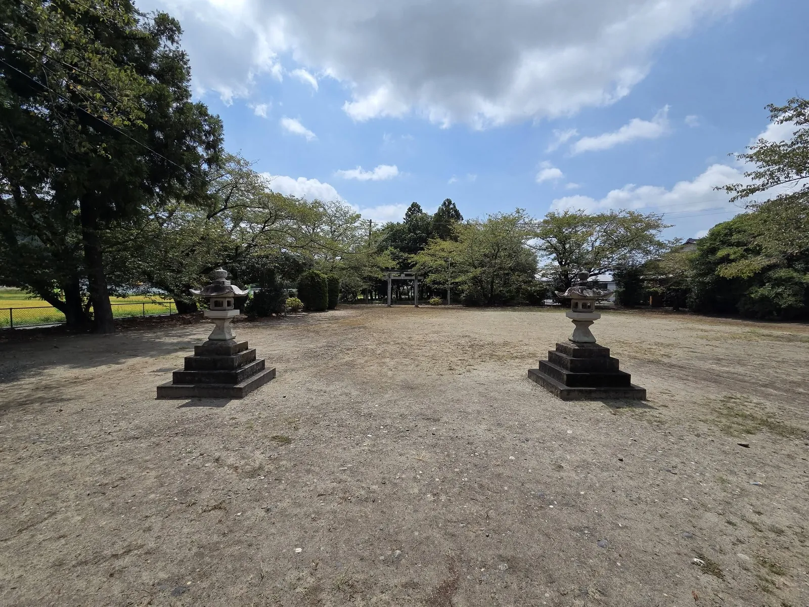 境内に向かい合って立つ石灯籠。