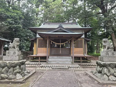 八幡神社：八幡神社の社殿正面。左右に狛犬が立つ。