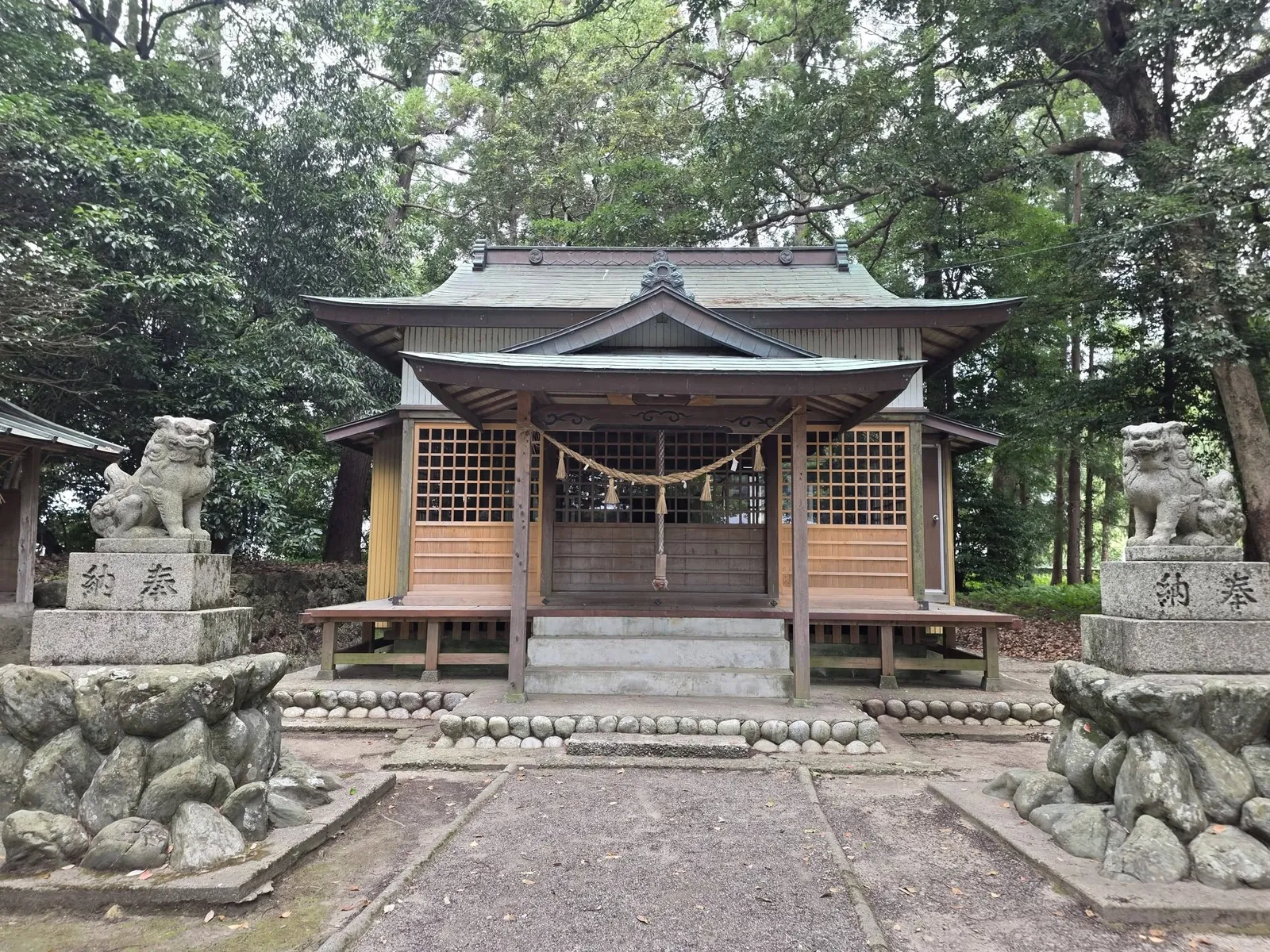 八幡神社の社殿正面。左右に狛犬が立つ。