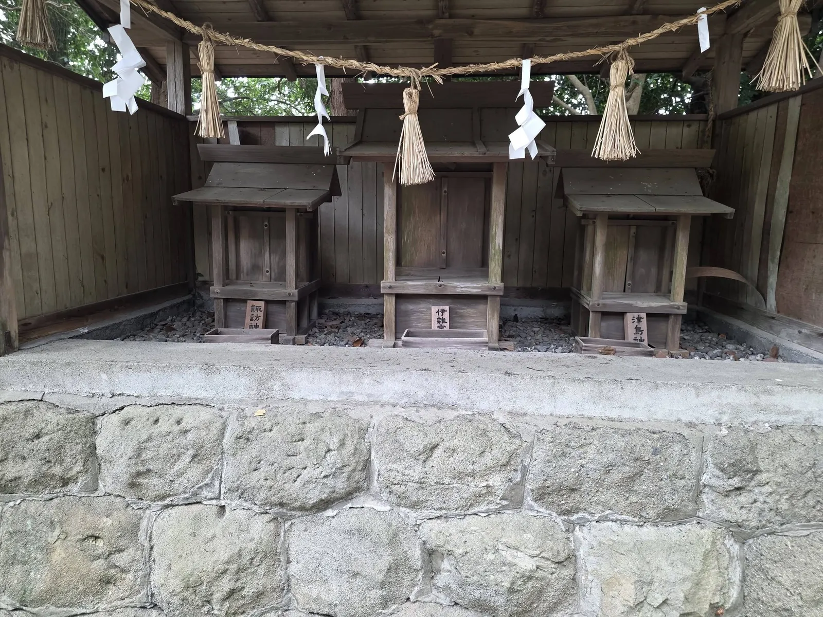 社殿脇に並ぶ三社の境内社。