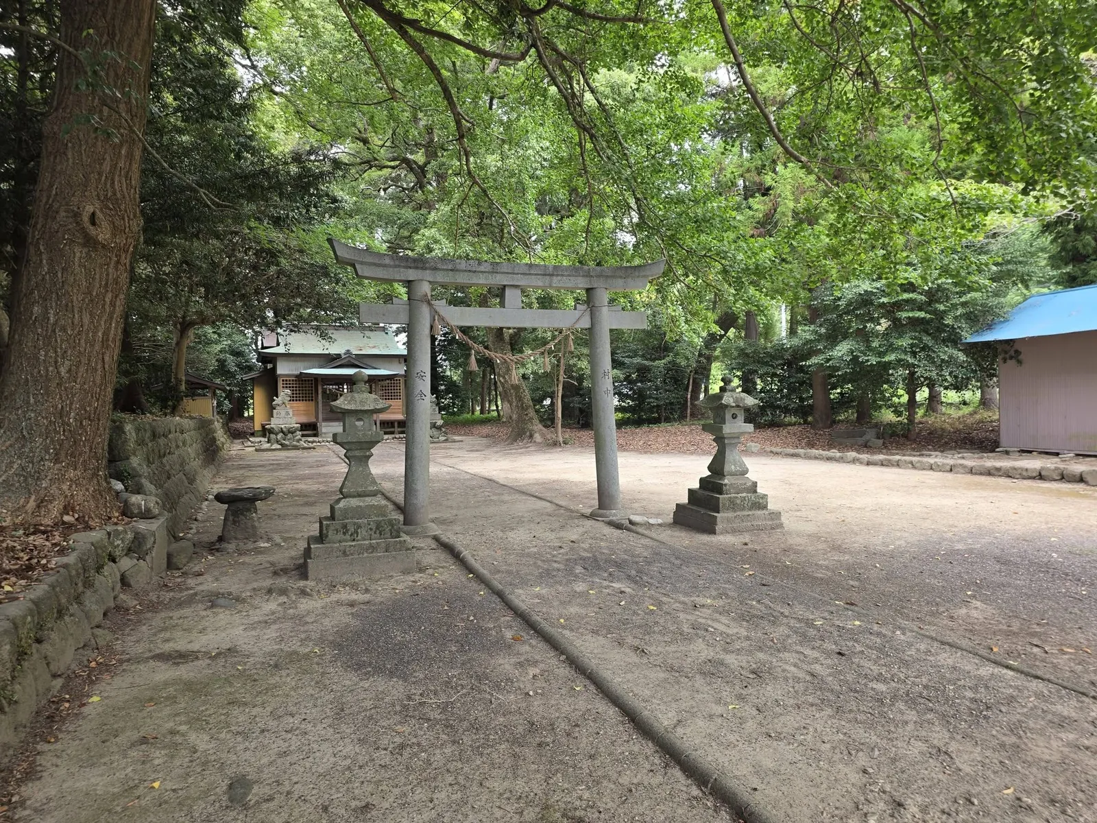 境内側から見た石造鳥居と参道。