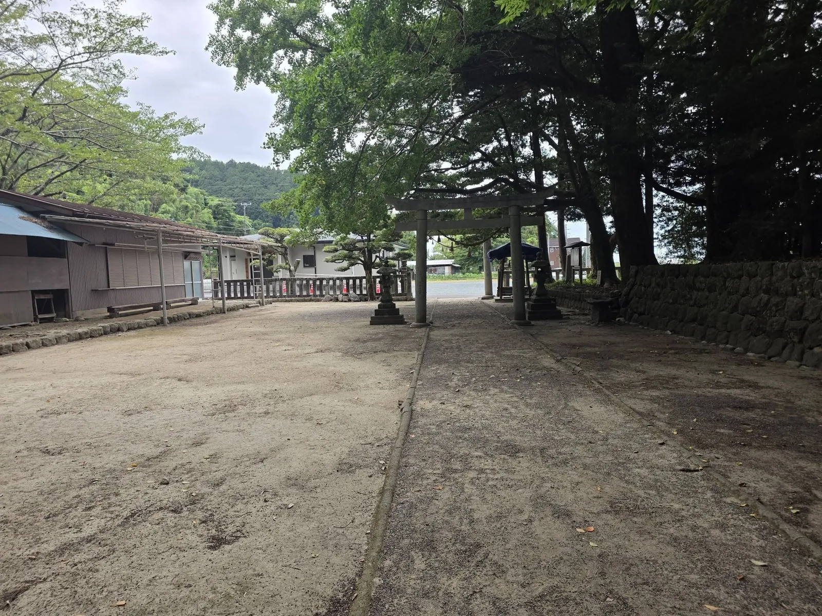 境内中央から鳥居を望む参道。