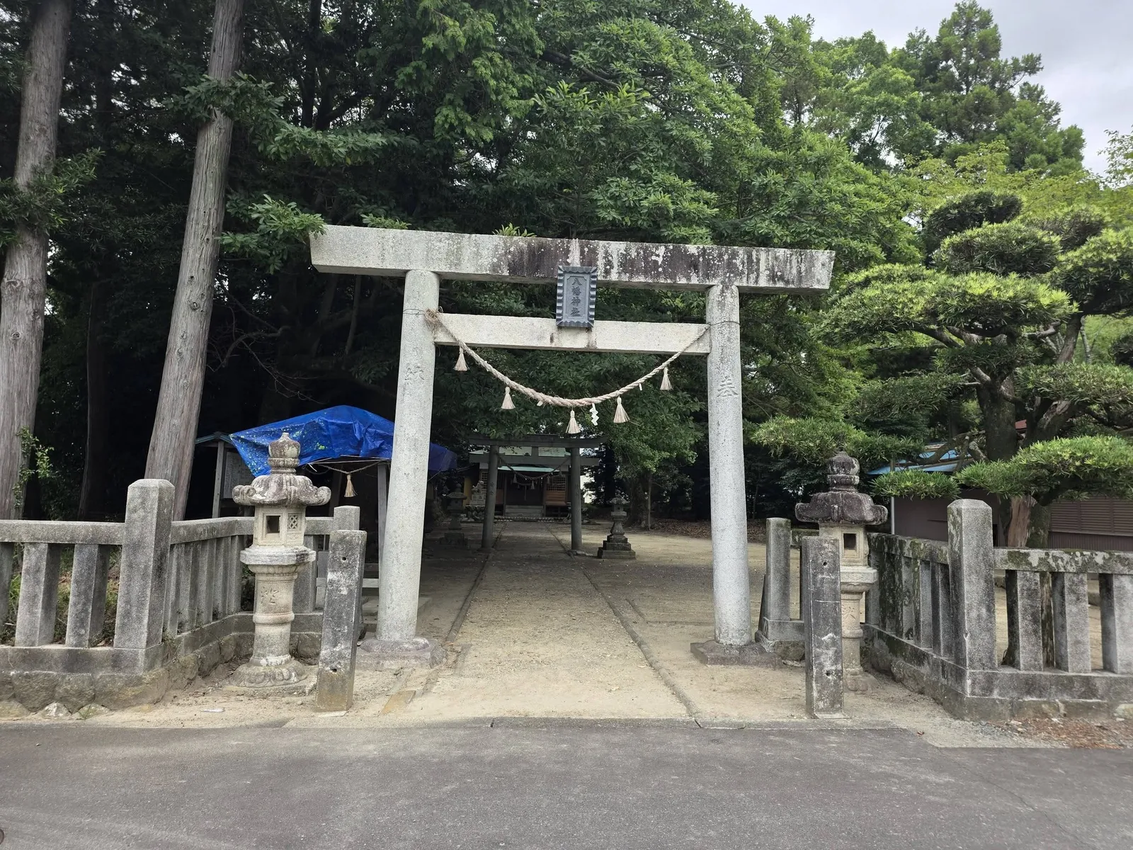 道路側から見た石造鳥居と境内。