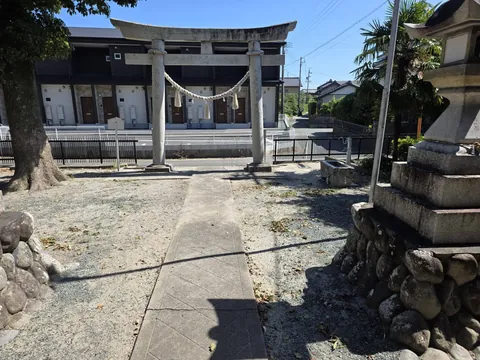 石造鳥居から社殿へ続く参道。