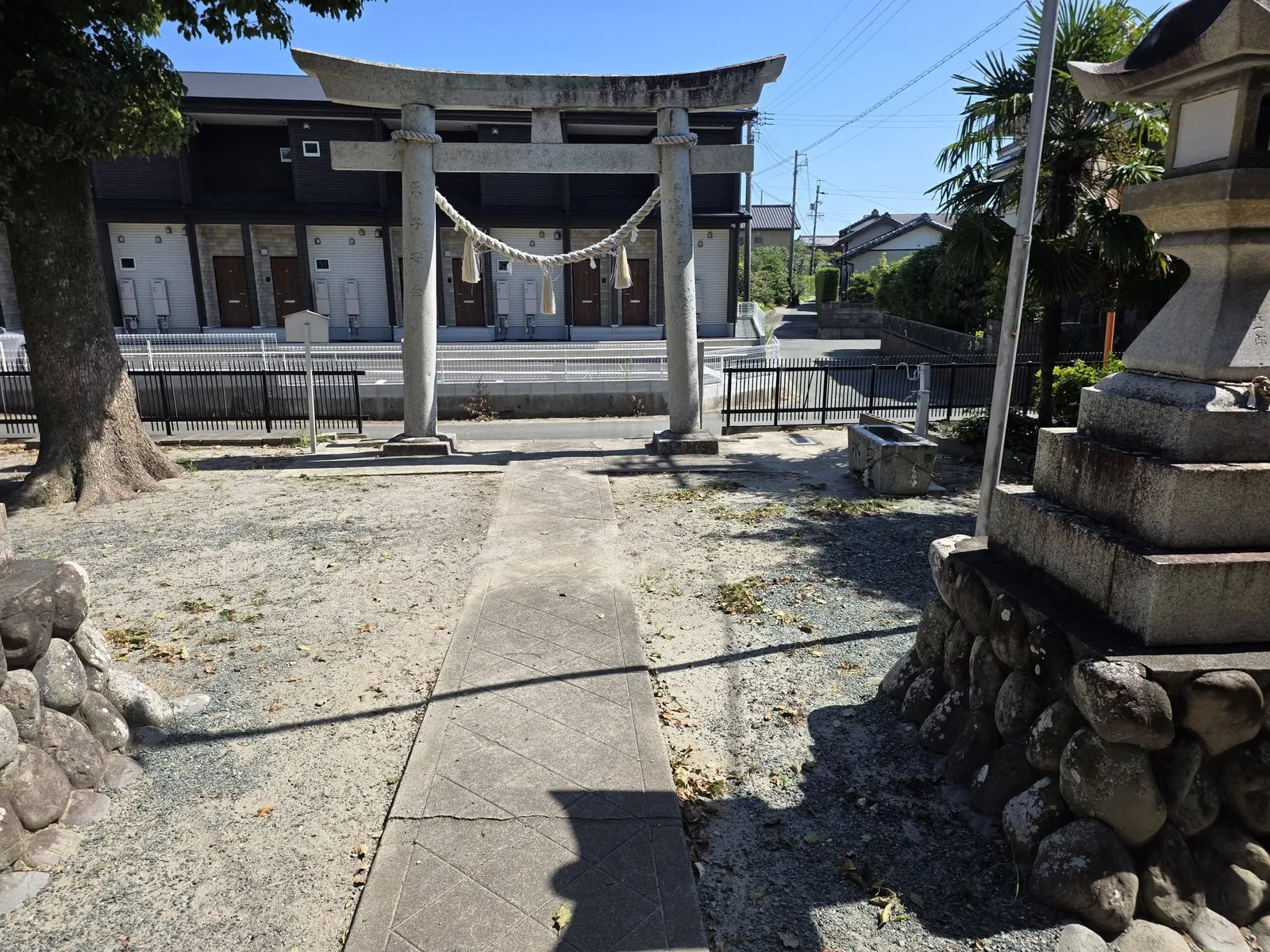 石造鳥居から社殿へ続く参道。