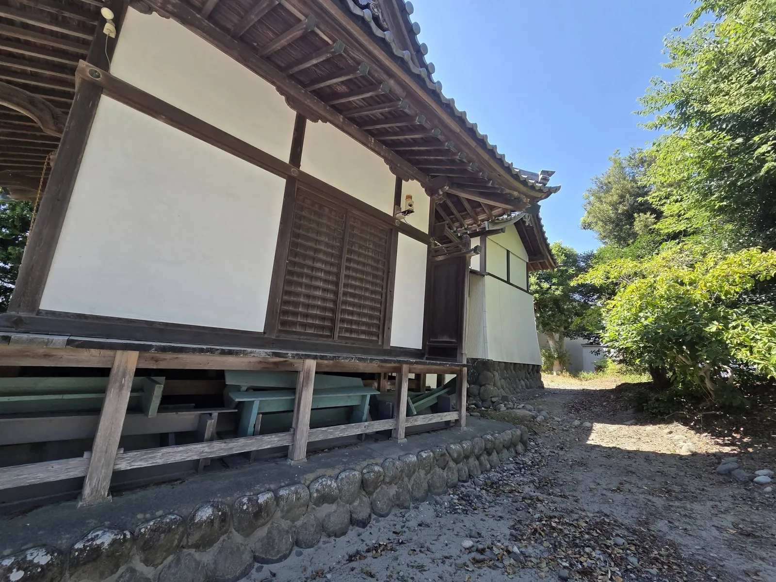 側面から見た八幡神社の社殿。