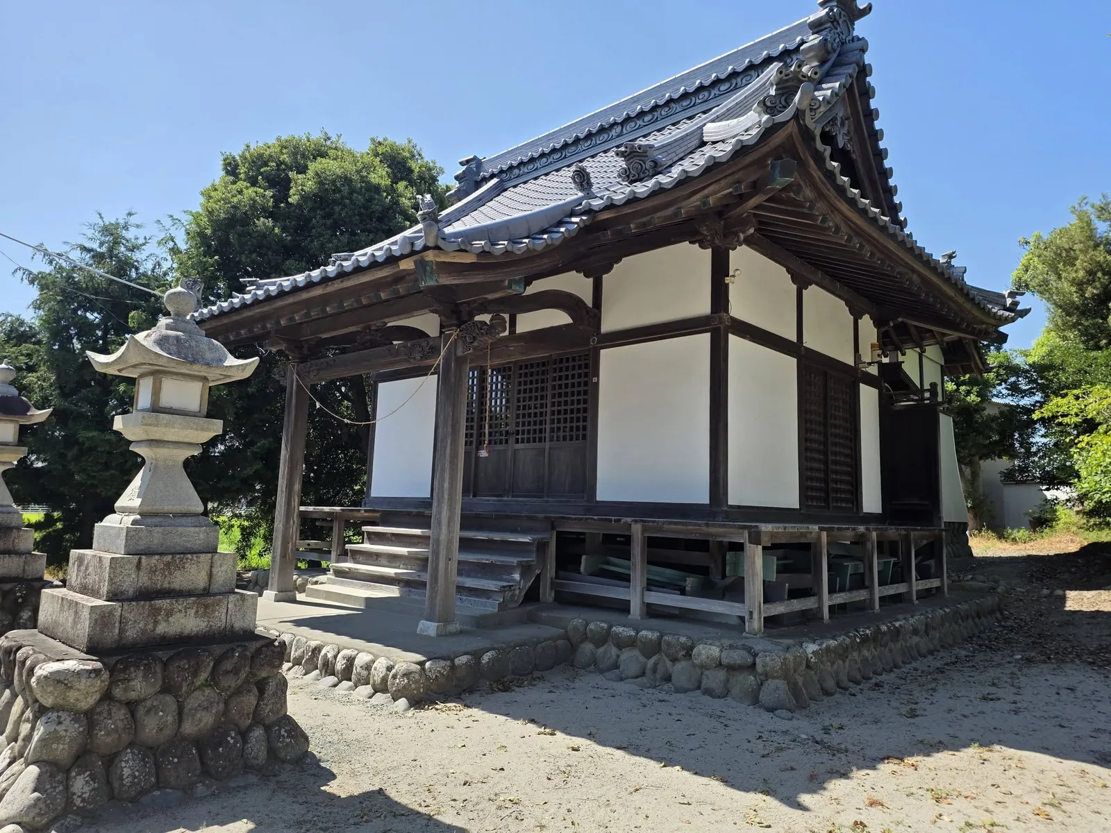 石灯籠越しに見た八幡神社の社殿。