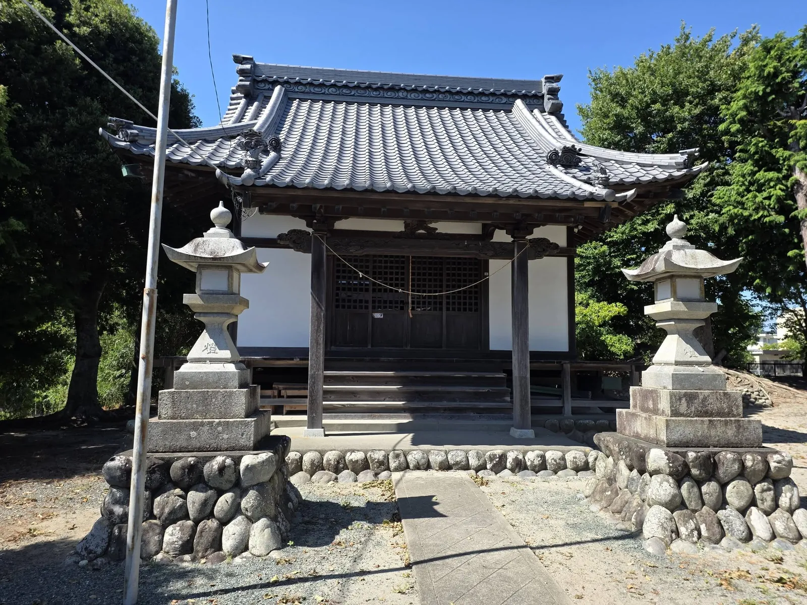 正面から見た八幡神社の社殿。