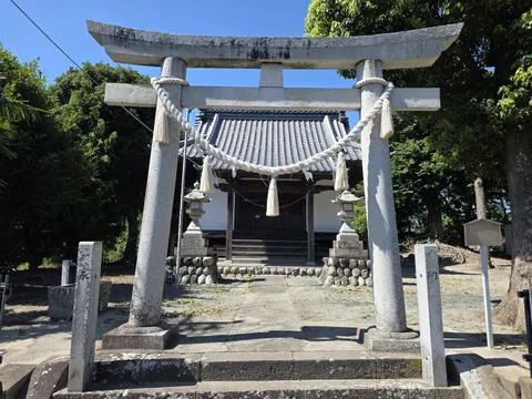 八幡神社：注連縄を掛けた石造鳥居から社殿を望む。