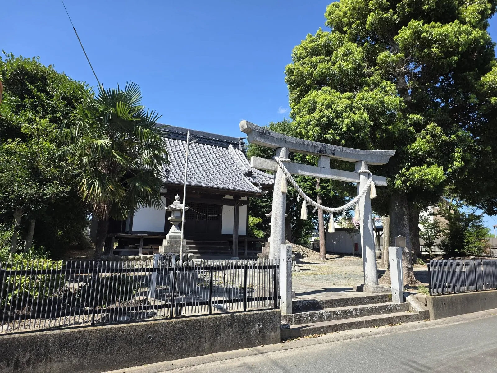 道路側から見た八幡神社の鳥居と社殿。