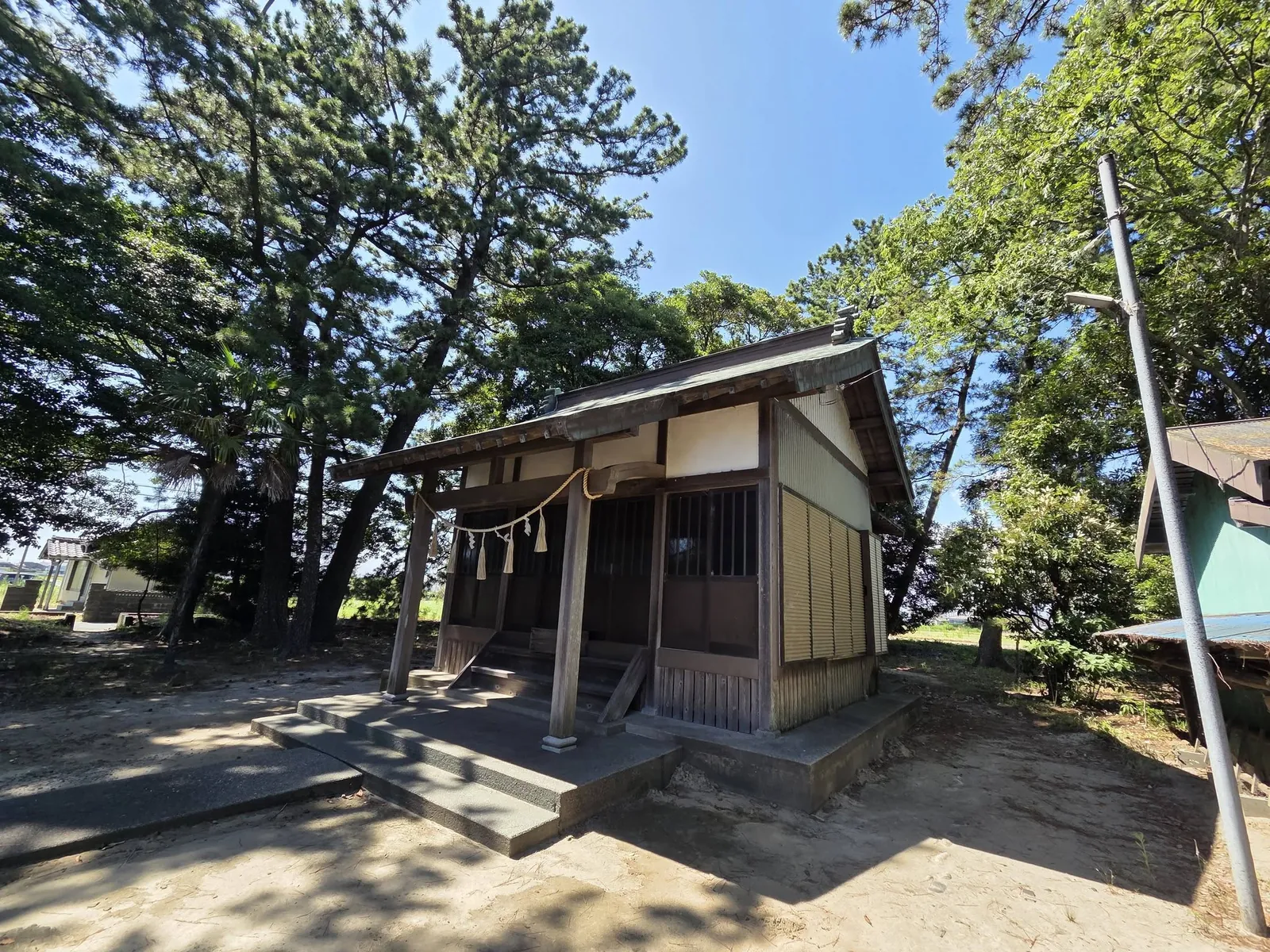 斜めから見た八幡神社の社殿。