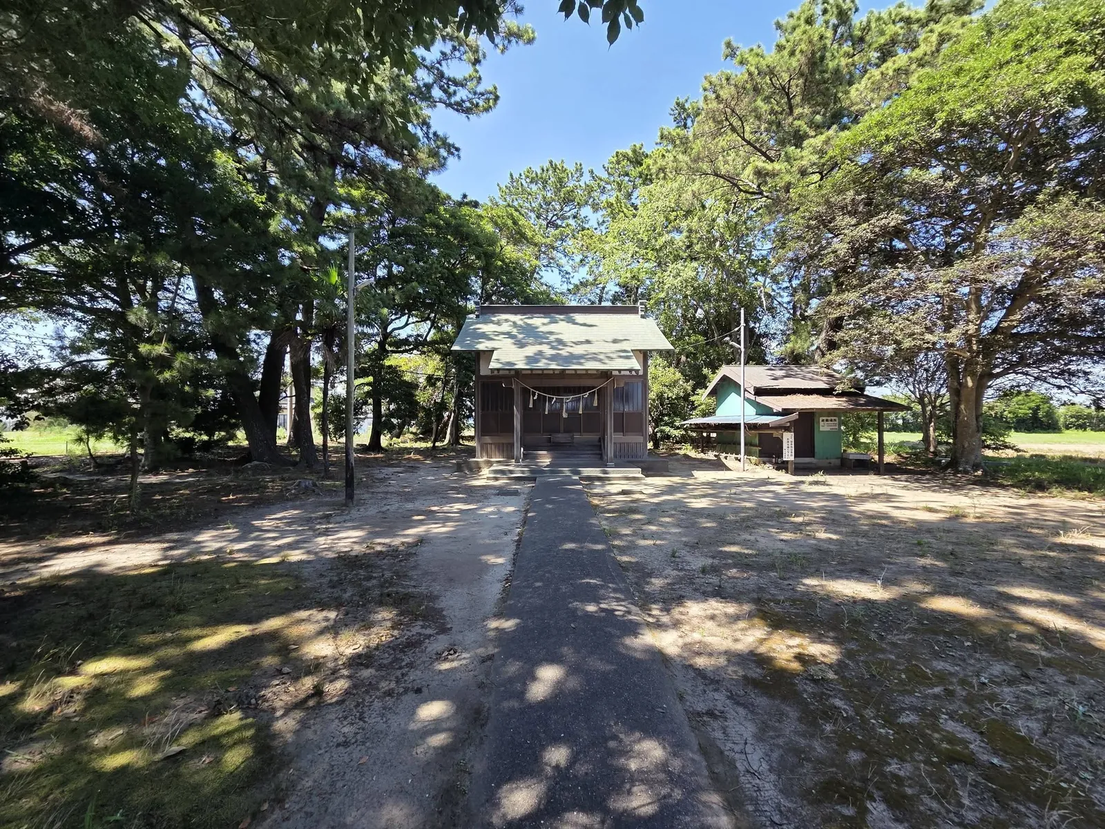 境内正面から見た八幡神社の社殿。