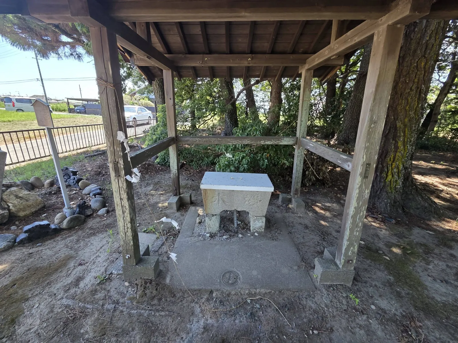 木造の手水舎と石造の手水鉢。