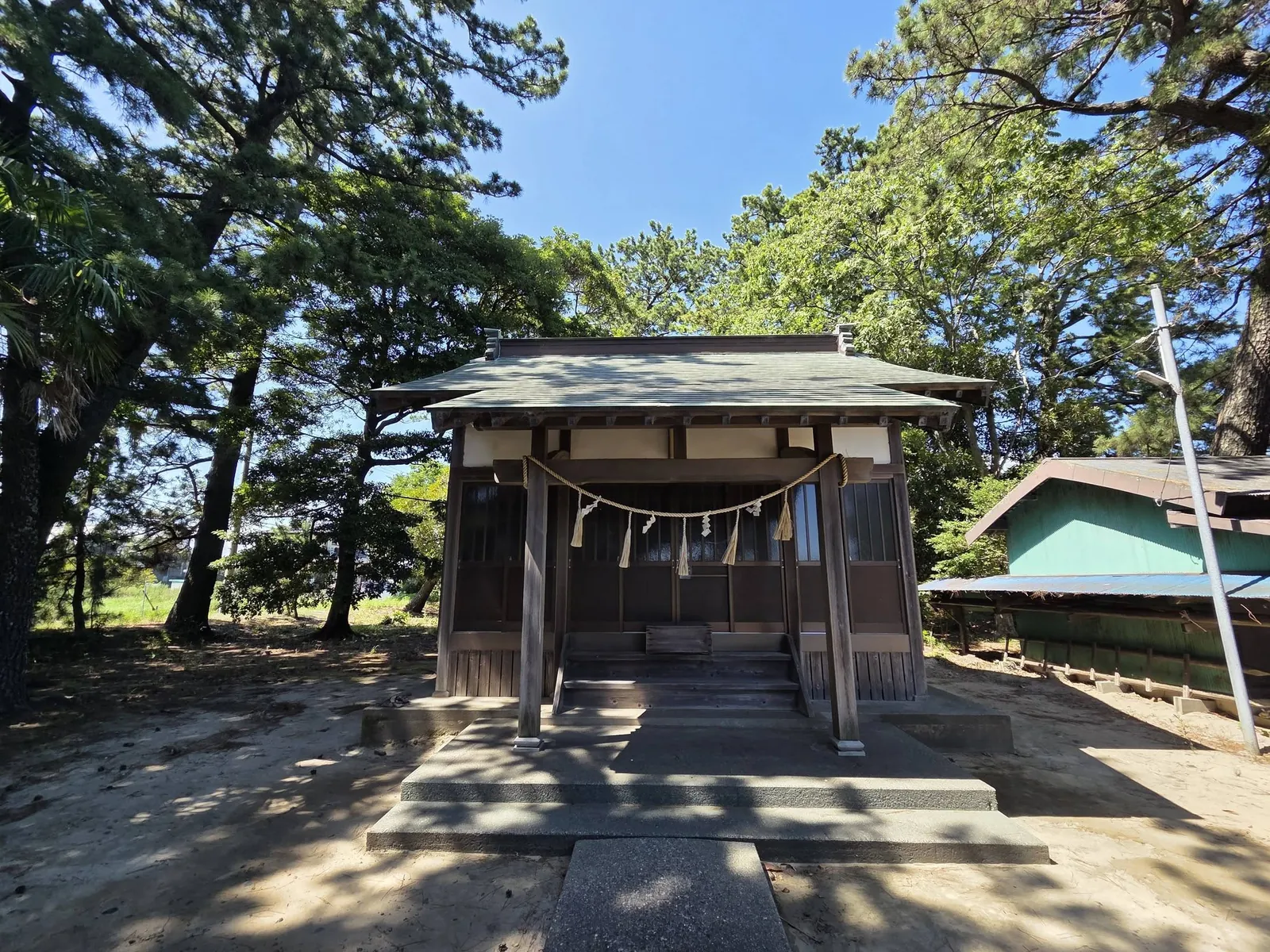 注連縄を掲げた八幡神社の社殿正面。