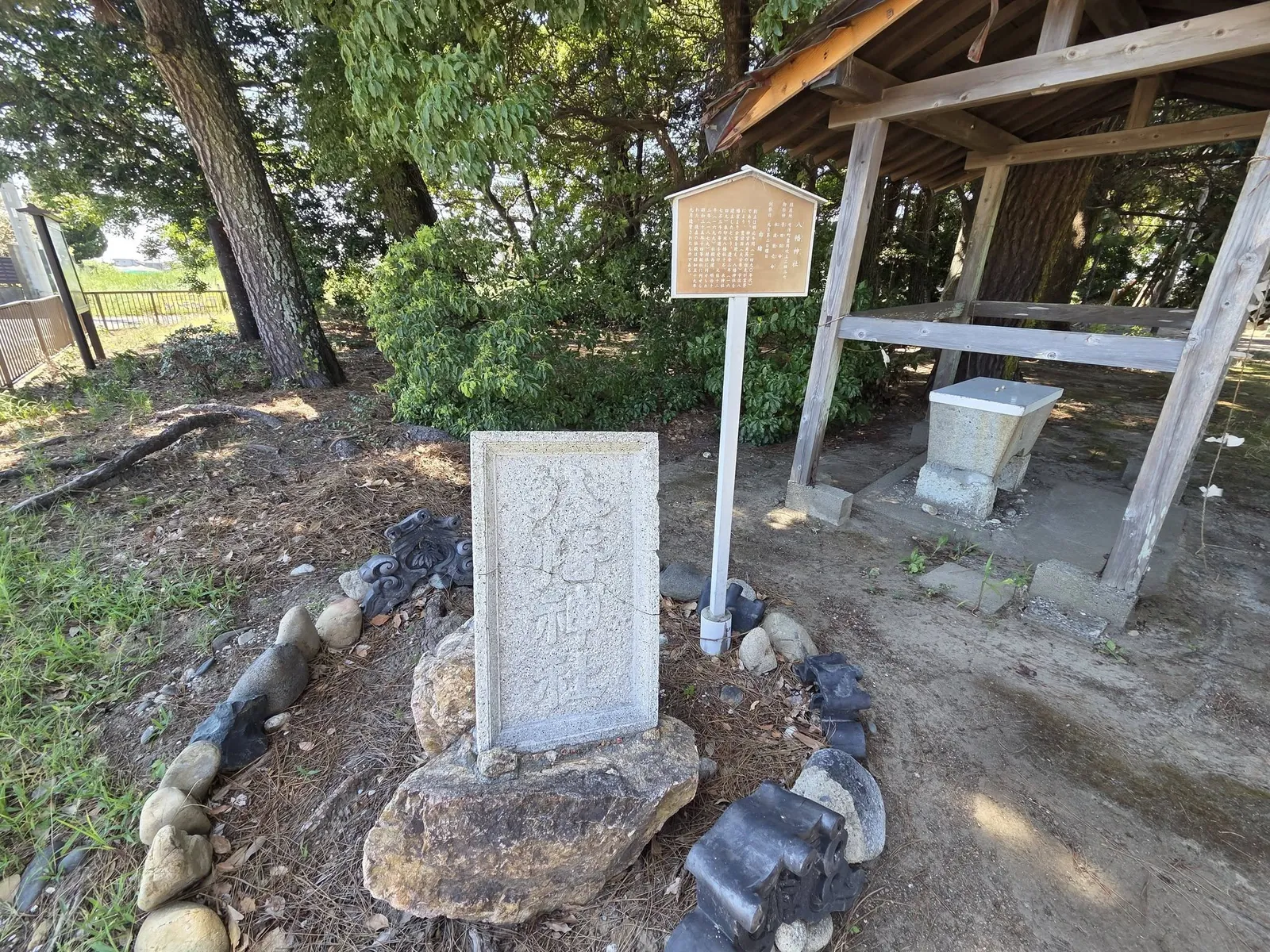 手水舎の傍らに立つ石碑。