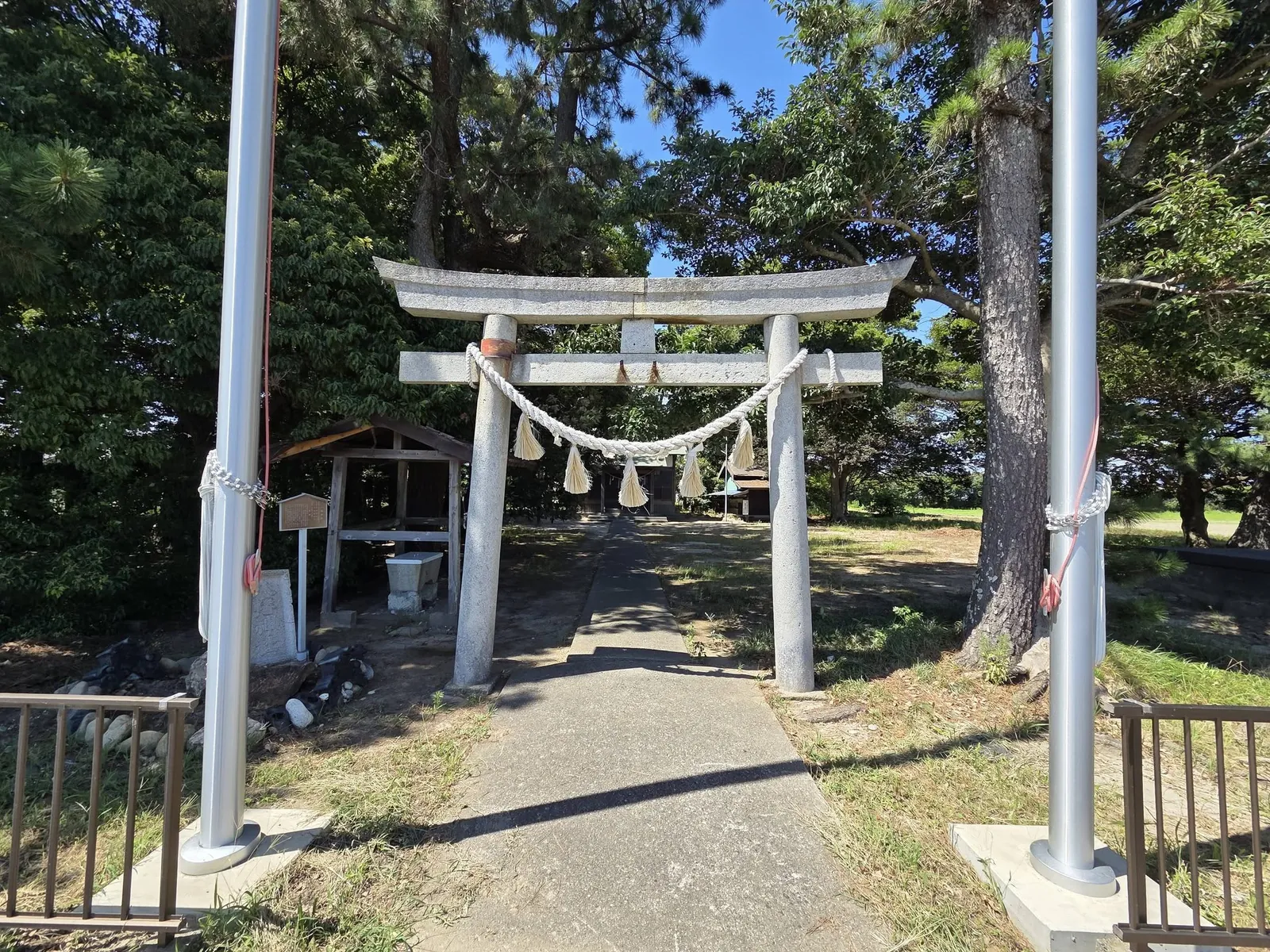 石造鳥居から八幡神社の境内を望む。