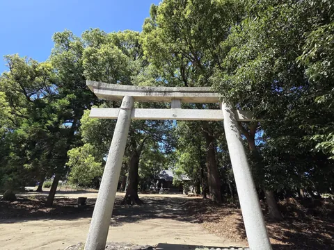 東八王子神社：石鳥居と社殿。