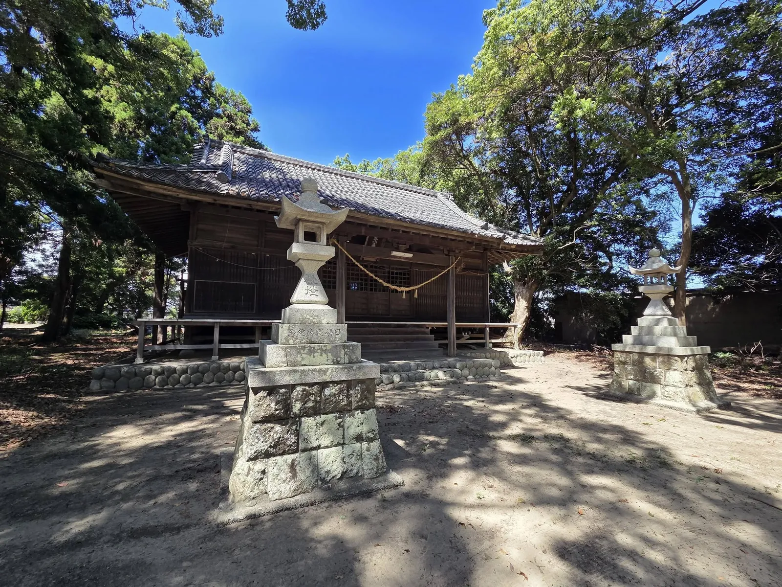 石灯籠と社殿。