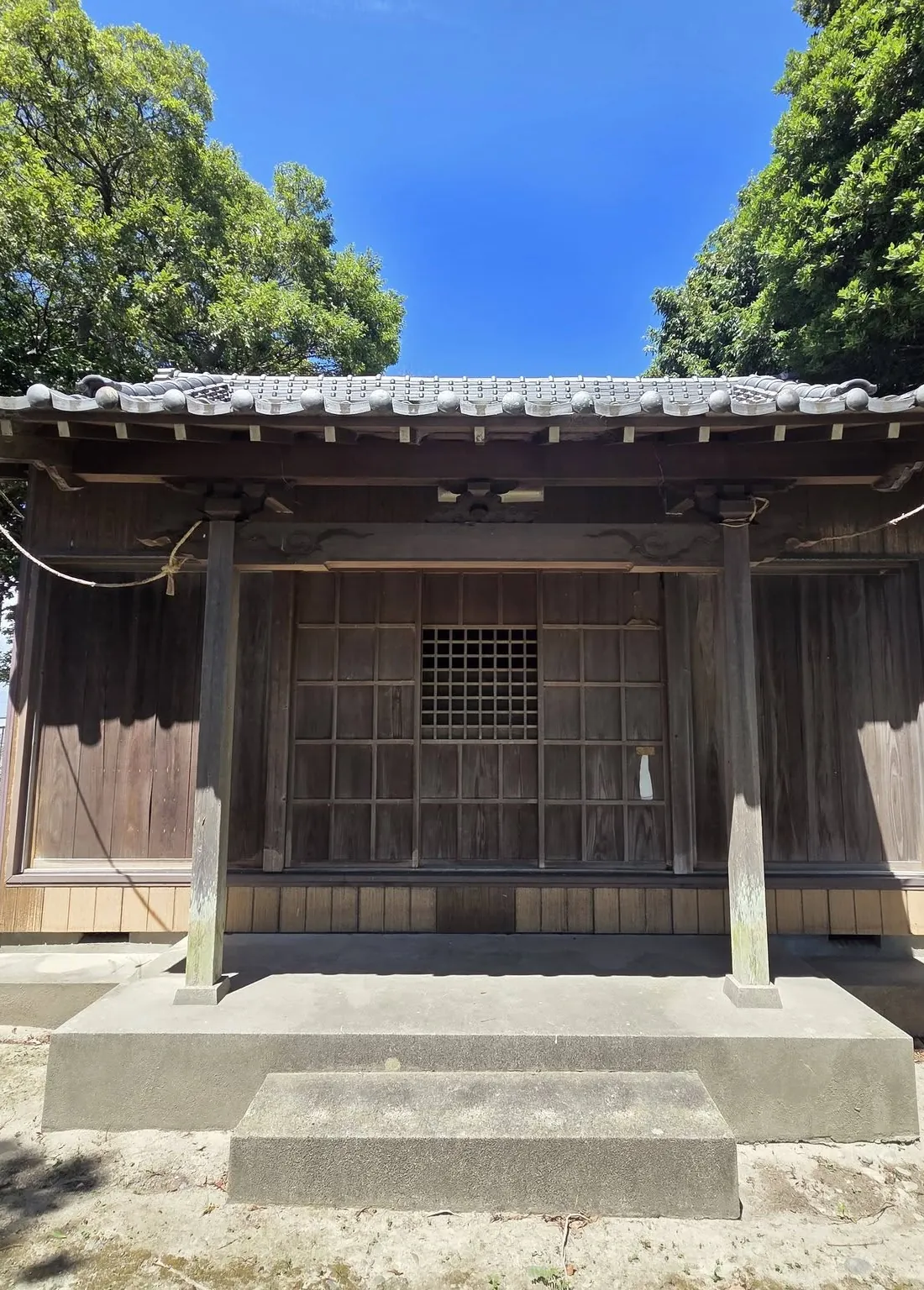 八王子神社の社殿正面。