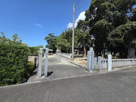 道路側から見た八王子神社の入口と社叢。
