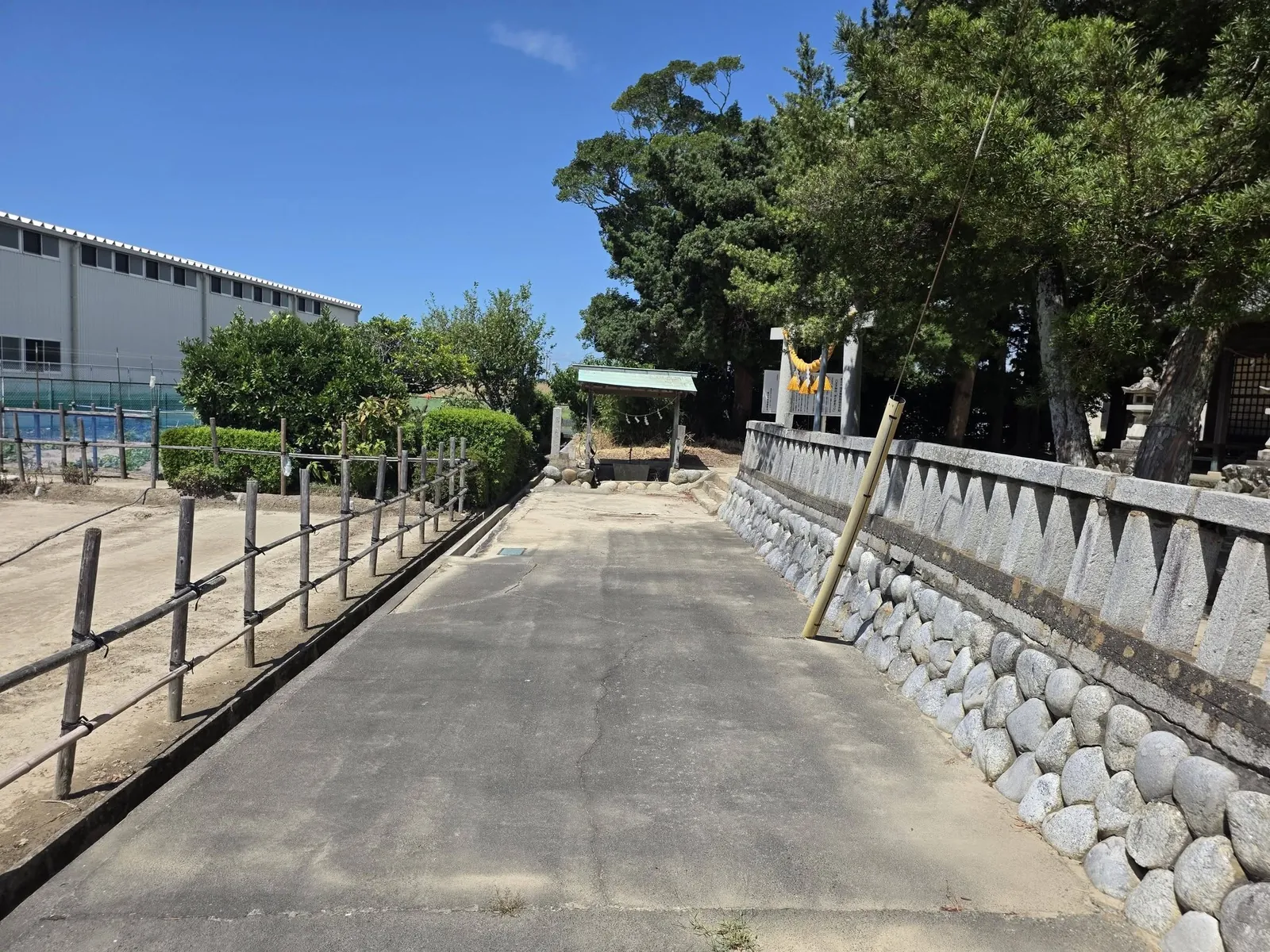 道路側の入口から鳥居と社殿へ延びる参道。