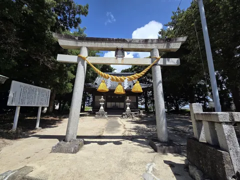 八王子神社：石造鳥居から参道越しに八王子神社の社殿を望む。