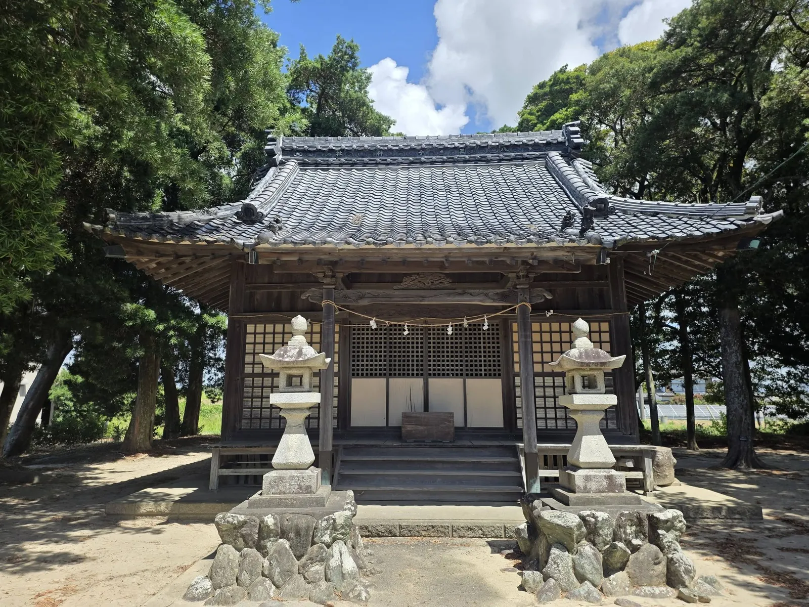 正面から見た八王子神社の社殿。