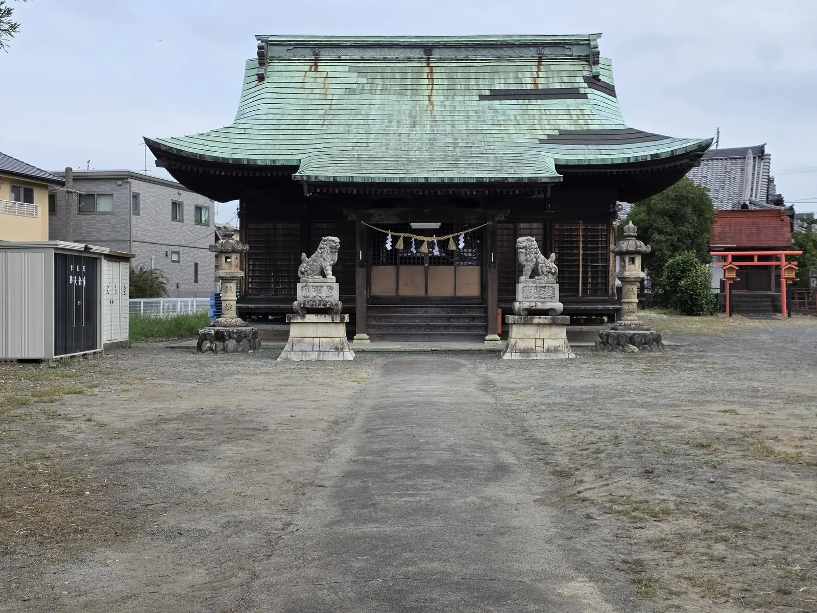 白山神社の社殿正面。左右に石灯籠が立つ。