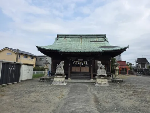 境内中央から社殿を正面に望む。