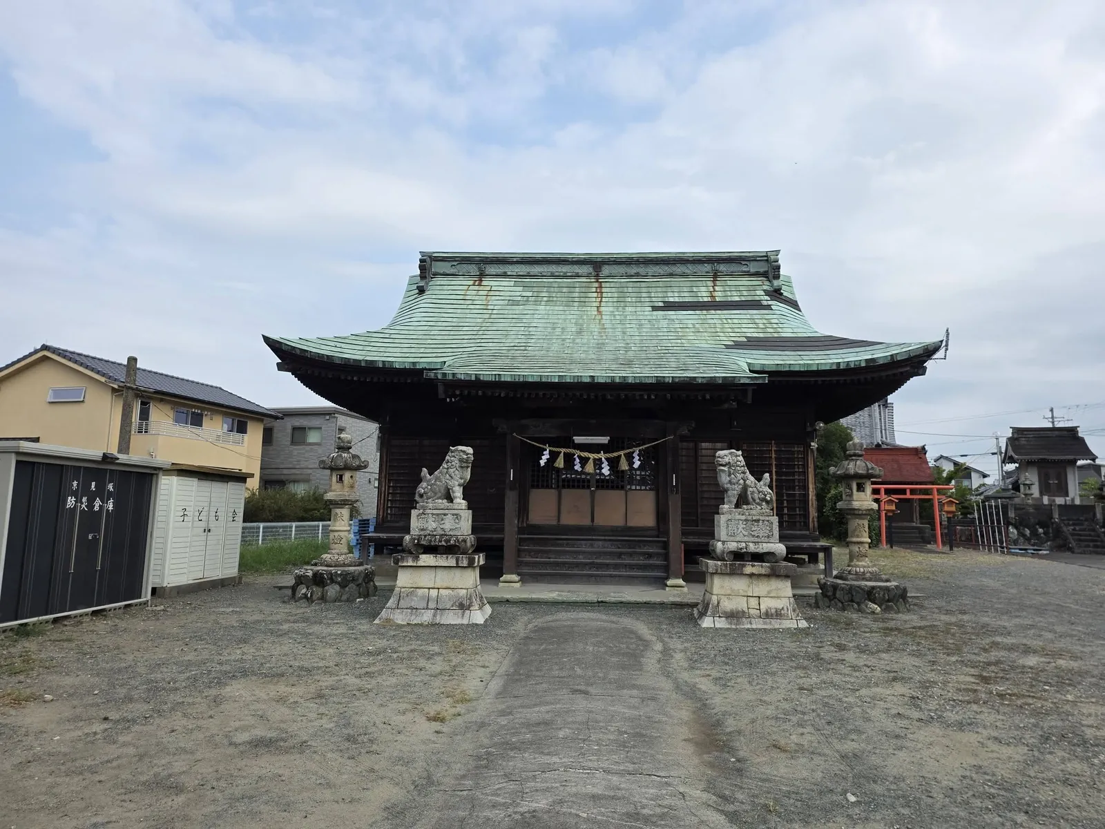 境内中央から社殿を正面に望む。