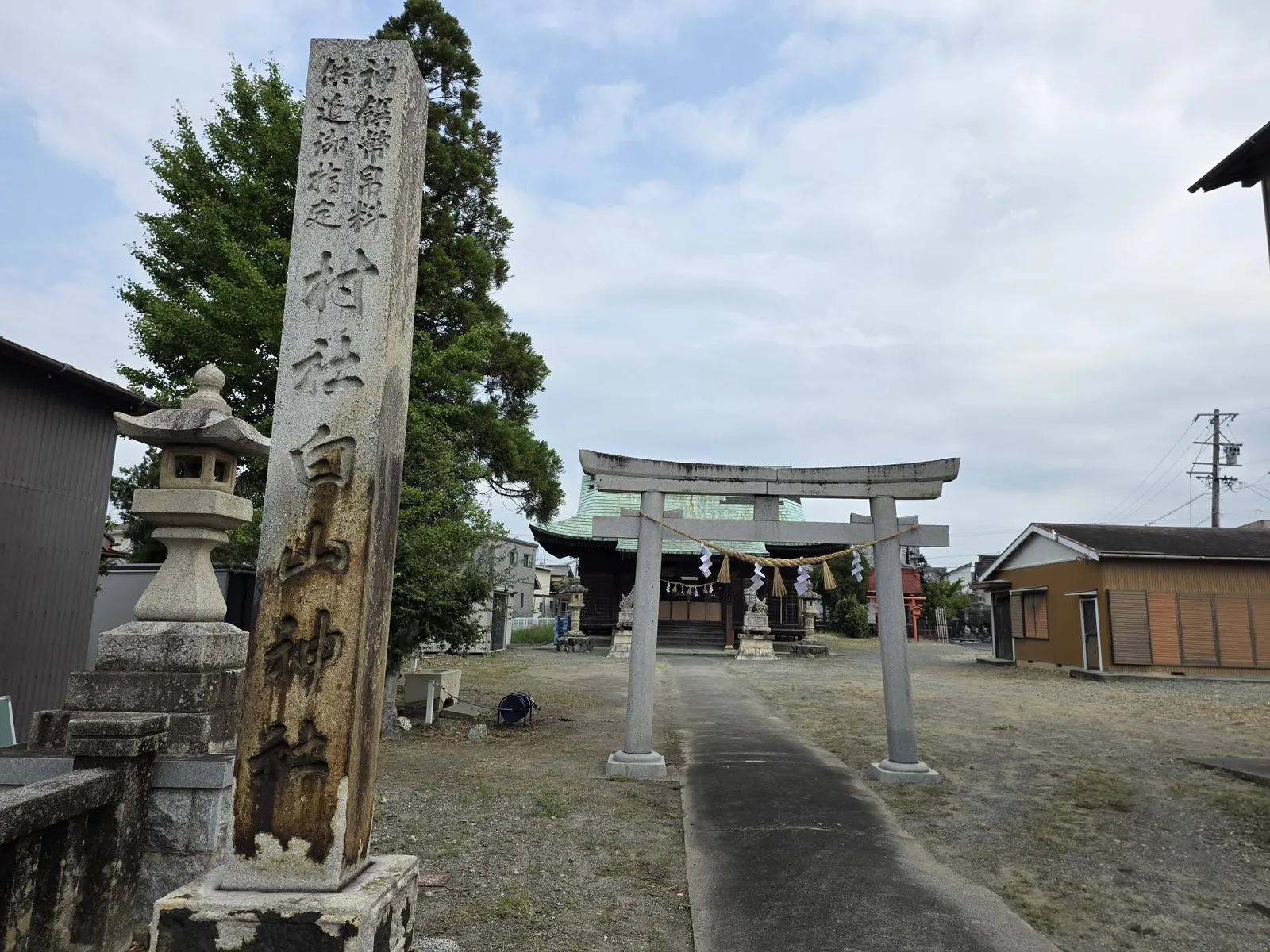 社号標「村社 白山神社」。