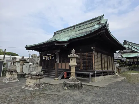 石造鳥居と社殿へ続く参道。