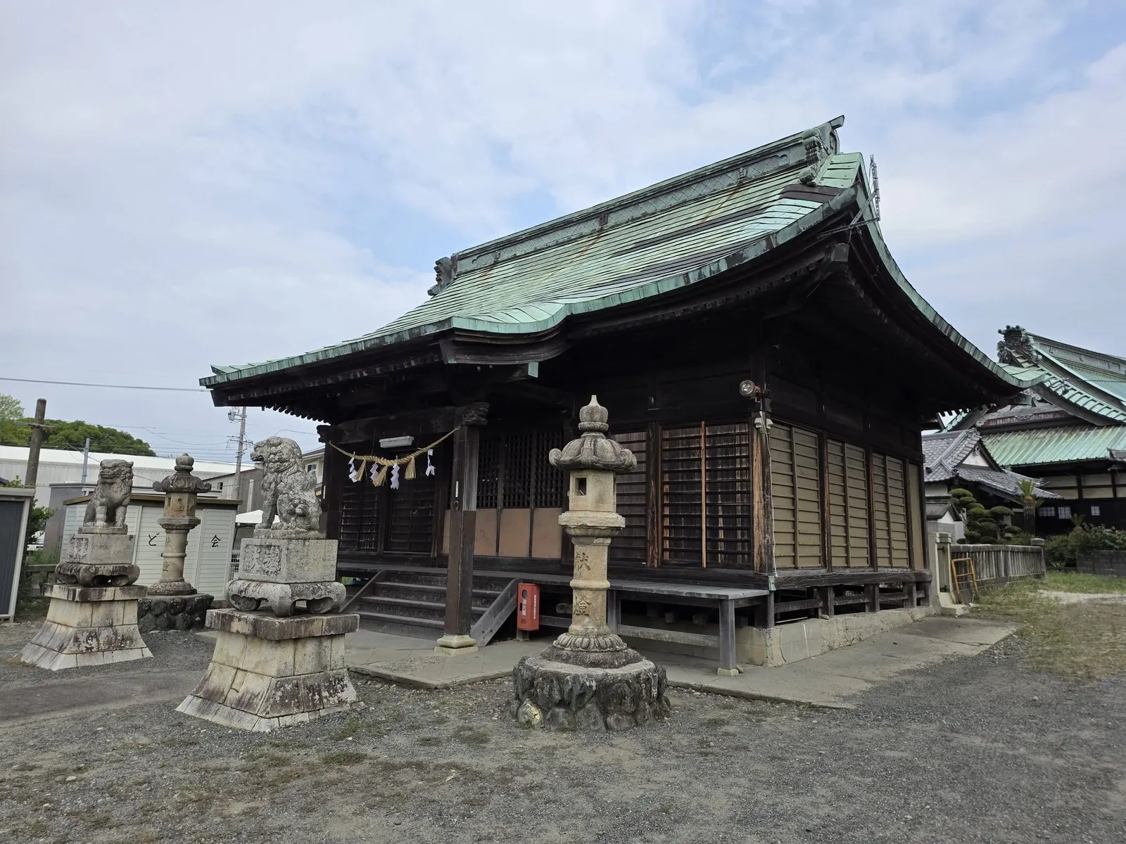 石造鳥居と社殿へ続く参道。