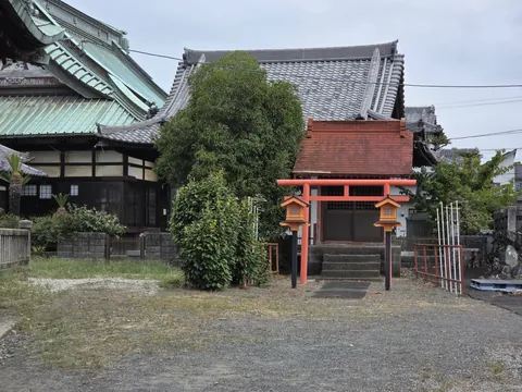 社殿脇に鎮座する朱塗りの境内社。
