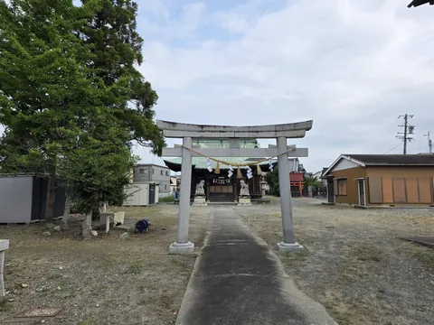 鳥居から社殿へ延びる参道。