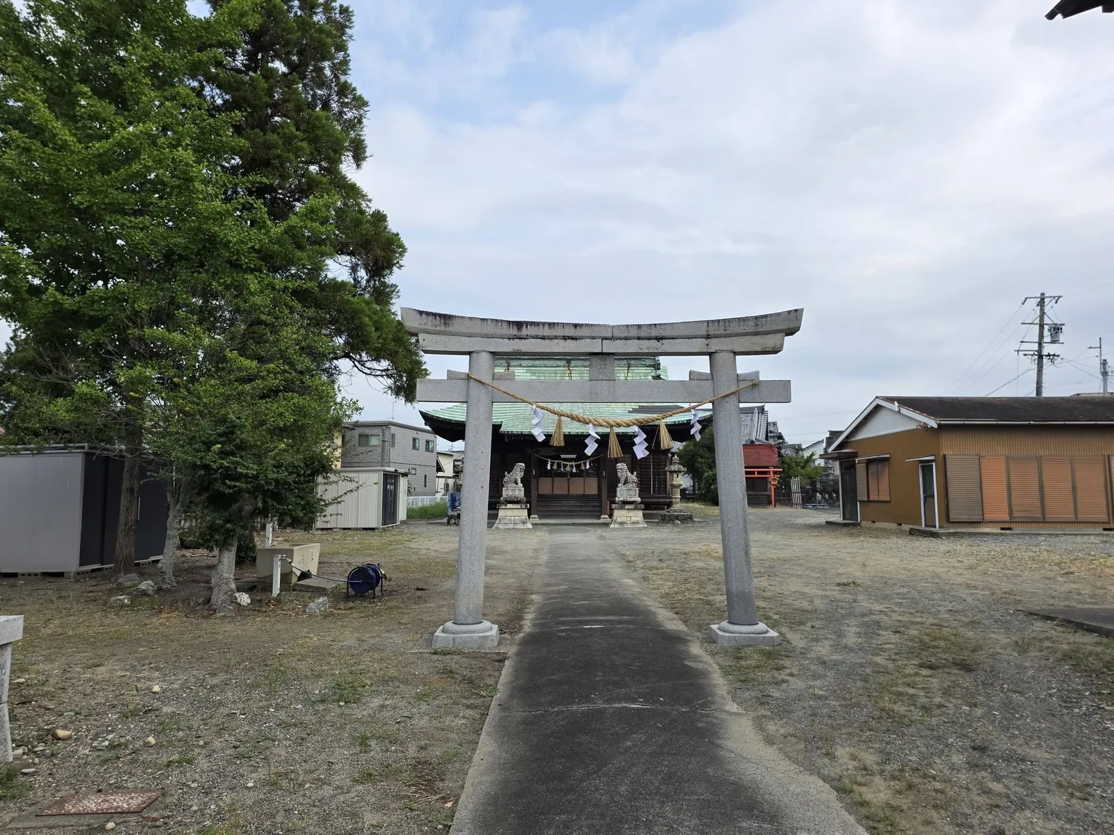 鳥居から社殿へ延びる参道。