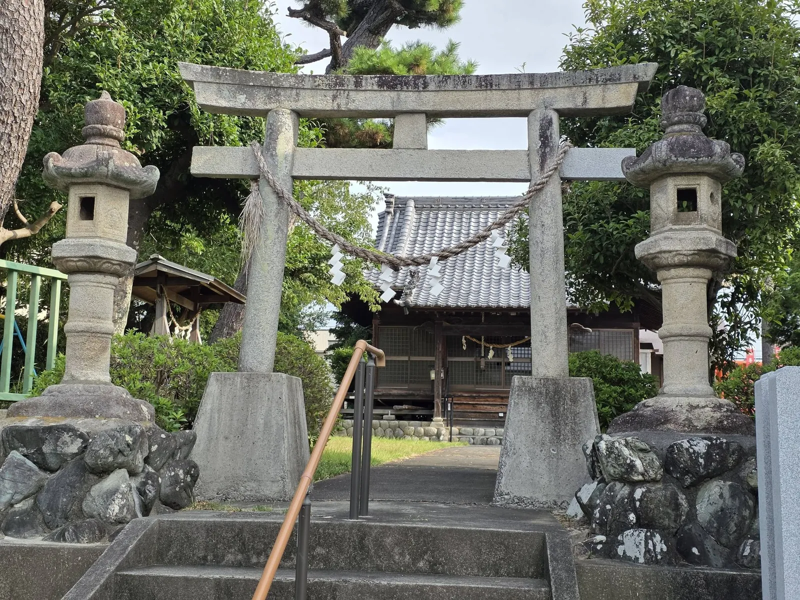 石段上の鳥居と社殿を正面から見る。